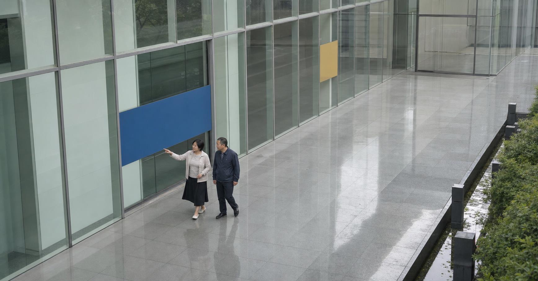 天津和平区一名车主站在税务服务大厅外查看车辆购置税线下办理信息