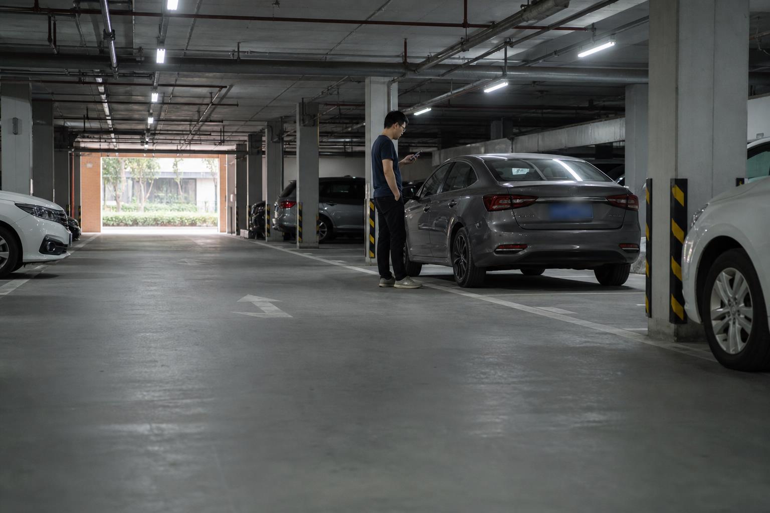 武汉武昌区一名车主在中北路车驾管自助服务点前查看免检标志业务提示